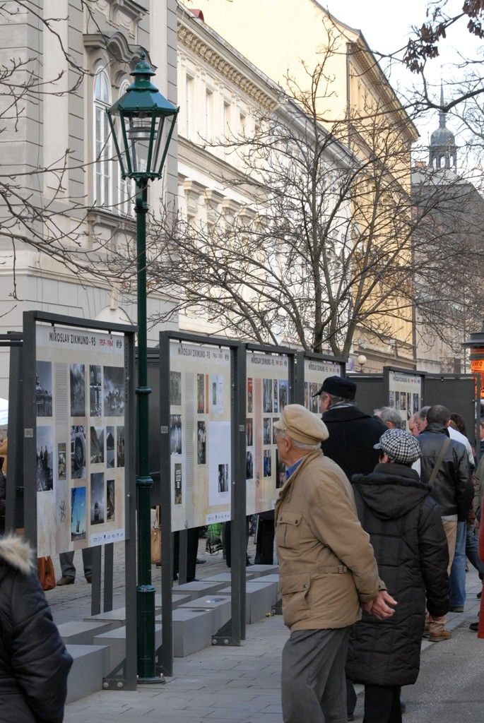 Řadu dosud neznámých a nepublikovaných dokumentů, faksimilií a fotografií ze života legendárního cestovatele a plzeňského rodáka Miroslava Zikmunda představuje venkovní výstava ve Smetanových sadech. Připravily ji společně občanské sdružení Pro Photo, Archiv H+Z Muzea jihovýchodní Moravy ve Zlíně za podpory Plzeň 2015, o.p.s., města Plzeň a přispění samotného Miroslava Zikmunda. (foto: 4.3.2014)
