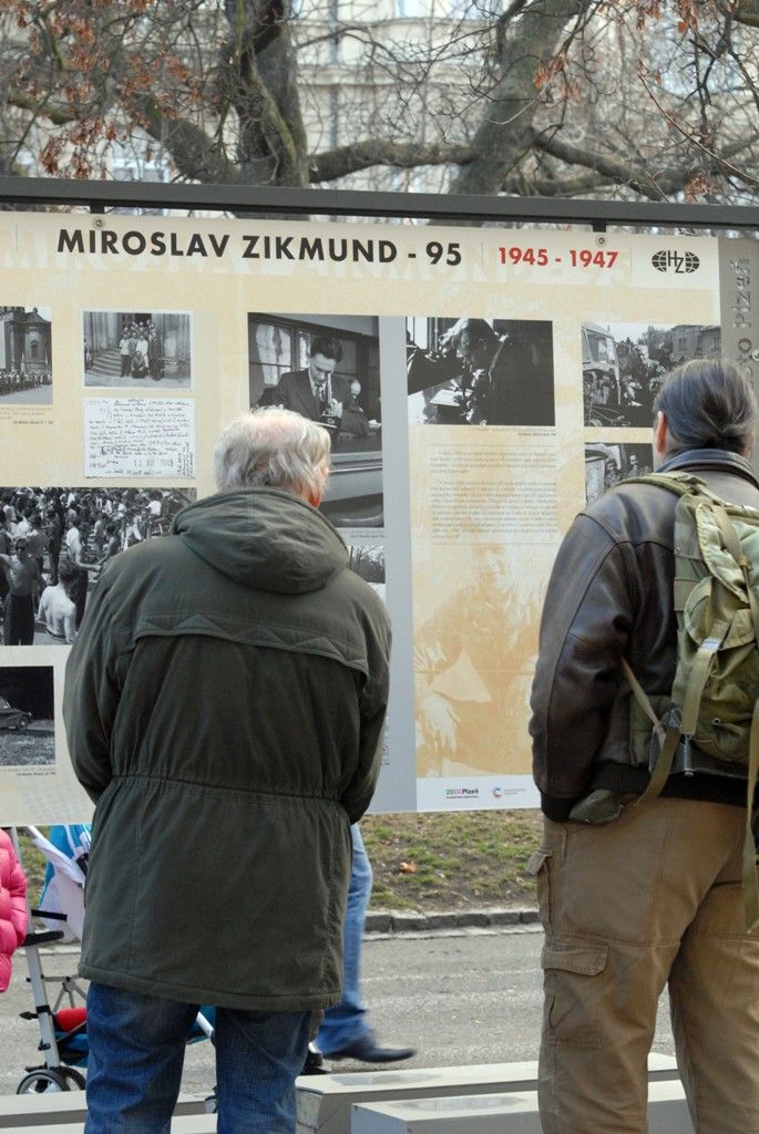 Řadu dosud neznámých a nepublikovaných dokumentů, faksimilií a fotografií ze života legendárního cestovatele a plzeňského rodáka Miroslava Zikmunda představuje venkovní výstava ve Smetanových sadech. Připravily ji společně občanské sdružení Pro Photo, Archiv H+Z Muzea jihovýchodní Moravy ve Zlíně za podpory Plzeň 2015, o.p.s., města Plzeň a přispění samotného Miroslava Zikmunda. (foto: 4.3.2014)