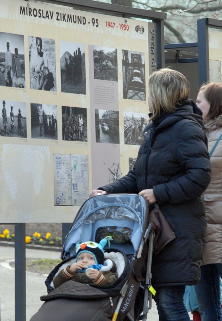 Řadu dosud neznámých a nepublikovaných dokumentů, faksimilií a fotografií ze života legendárního cestovatele a plzeňského rodáka Miroslava Zikmunda představuje venkovní výstava ve Smetanových sadech. Připravily ji společně občanské sdružení Pro Photo, Archiv H+Z Muzea jihovýchodní Moravy ve Zlíně za podpory Plzeň 2015, o.p.s., města Plzeň a přispění samotného Miroslava Zikmunda. (foto: 4.3.2014)