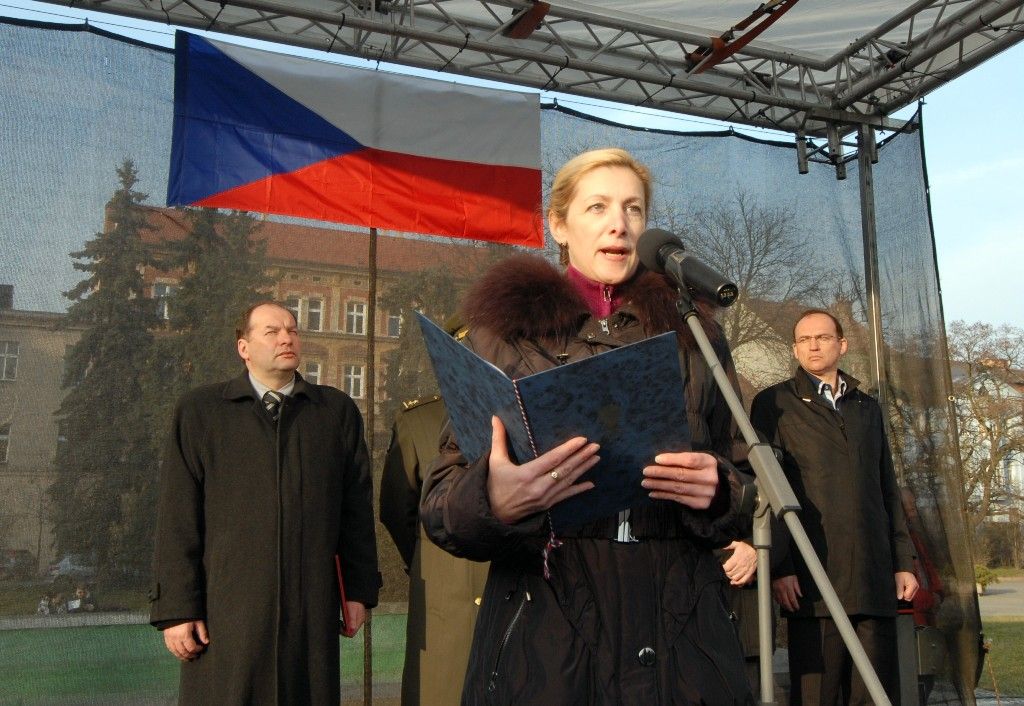 Proslovy a položením květin u Památníku národního osvobození na náměstí T. G. Masaryka si dnes 7.3.2014 zástupci města a kraje společně s Plzeňany připomněli výjimečnou osobnost československých dějin, politika, státníka, pedagoga a filozofa Tomáše G. Masaryka. „Tomáš G. Masaryk navštívil Plzeň třináctkrát. Možná by se osud tohoto města a jeho obyvatel odvíjel jinak, kdyby právě Tomáš G. Masaryk na své první návštěvě v květnu 1919 nerozhodl o budoucnosti plzeňské Škodovky, která tehdy po 1. světové válce prožívala těžké časy. O necelé tři roky později mu Plzeň vyjádřila vděčnost položením základního kamene Masarykovy školy na tehdejším Pražském předměstí za jeho přímé účasti. A byl to právě Tomáš G. Masaryk, jenž zdůrazňoval vzdělání a výchovu. Mladé generaci totiž kladl na srdce především povinnost vzdělávat se. Přejme si v dnešní den, aby současná společnost vychovávala lidi vzdělané a slušné, kteří přispějí k rozvoji demokracie v masarykovském duchu,“ uvedla náměstkyně primátora Eva Herinková.