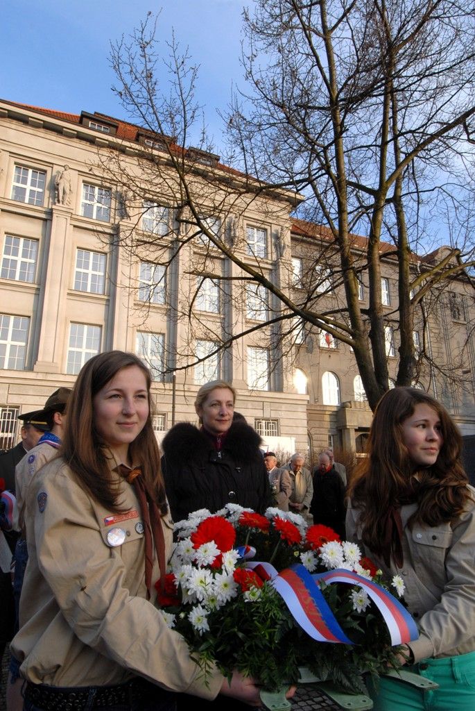 Proslovy a položením květin u Památníku národního osvobození na náměstí T. G. Masaryka si dnes 7.3.2014 zástupci města a kraje společně s Plzeňany připomněli výjimečnou osobnost československých dějin, politika, státníka, pedagoga a filozofa Tomáše G. Masaryka. „Tomáš G. Masaryk navštívil Plzeň třináctkrát. Možná by se osud tohoto města a jeho obyvatel odvíjel jinak, kdyby právě Tomáš G. Masaryk na své první návštěvě v květnu 1919 nerozhodl o budoucnosti plzeňské Škodovky, která tehdy po 1. světové válce prožívala těžké časy. O necelé tři roky později mu Plzeň vyjádřila vděčnost položením základního kamene Masarykovy školy na tehdejším Pražském předměstí za jeho přímé účasti. A byl to právě Tomáš G. Masaryk, jenž zdůrazňoval vzdělání a výchovu. Mladé generaci totiž kladl na srdce především povinnost vzdělávat se. Přejme si v dnešní den, aby současná společnost vychovávala lidi vzdělané a slušné, kteří přispějí k rozvoji demokracie v masarykovském duchu,“ uvedla náměstkyně primátora Eva Herinková.