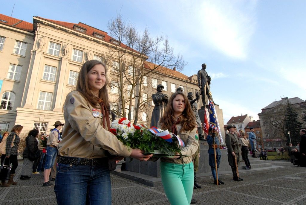 Proslovy a položením květin u Památníku národního osvobození na náměstí T. G. Masaryka si dnes 7.3.2014 zástupci města a kraje společně s Plzeňany připomněli výjimečnou osobnost československých dějin, politika, státníka, pedagoga a filozofa Tomáše G. Masaryka. „Tomáš G. Masaryk navštívil Plzeň třináctkrát. Možná by se osud tohoto města a jeho obyvatel odvíjel jinak, kdyby právě Tomáš G. Masaryk na své první návštěvě v květnu 1919 nerozhodl o budoucnosti plzeňské Škodovky, která tehdy po 1. světové válce prožívala těžké časy. O necelé tři roky později mu Plzeň vyjádřila vděčnost položením základního kamene Masarykovy školy na tehdejším Pražském předměstí za jeho přímé účasti. A byl to právě Tomáš G. Masaryk, jenž zdůrazňoval vzdělání a výchovu. Mladé generaci totiž kladl na srdce především povinnost vzdělávat se. Přejme si v dnešní den, aby současná společnost vychovávala lidi vzdělané a slušné, kteří přispějí k rozvoji demokracie v masarykovském duchu,“ uvedla náměstkyně primátora Eva Herinková.