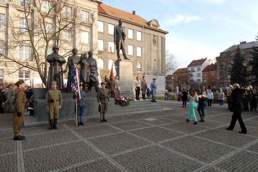 Proslovy a položením květin u Památníku národního osvobození na náměstí T. G. Masaryka si dnes 7.3.2014 zástupci města a kraje společně s Plzeňany připomněli výjimečnou osobnost československých dějin, politika, státníka, pedagoga a filozofa Tomáše G. Masaryka. „Tomáš G. Masaryk navštívil Plzeň třináctkrát. Možná by se osud tohoto města a jeho obyvatel odvíjel jinak, kdyby právě Tomáš G. Masaryk na své první návštěvě v květnu 1919 nerozhodl o budoucnosti plzeňské Škodovky, která tehdy po 1. světové válce prožívala těžké časy. O necelé tři roky později mu Plzeň vyjádřila vděčnost položením základního kamene Masarykovy školy na tehdejším Pražském předměstí za jeho přímé účasti. A byl to právě Tomáš G. Masaryk, jenž zdůrazňoval vzdělání a výchovu. Mladé generaci totiž kladl na srdce především povinnost vzdělávat se. Přejme si v dnešní den, aby současná společnost vychovávala lidi vzdělané a slušné, kteří přispějí k rozvoji demokracie v masarykovském duchu,“ uvedla náměstkyně primátora Eva Herinková.