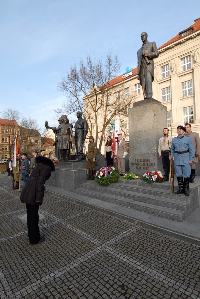Proslovy a položením květin u Památníku národního osvobození na náměstí T. G. Masaryka si dnes 7.3.2014 zástupci města a kraje společně s Plzeňany připomněli výjimečnou osobnost československých dějin, politika, státníka, pedagoga a filozofa Tomáše G. Masaryka. „Tomáš G. Masaryk navštívil Plzeň třináctkrát. Možná by se osud tohoto města a jeho obyvatel odvíjel jinak, kdyby právě Tomáš G. Masaryk na své první návštěvě v květnu 1919 nerozhodl o budoucnosti plzeňské Škodovky, která tehdy po 1. světové válce prožívala těžké časy. O necelé tři roky později mu Plzeň vyjádřila vděčnost položením základního kamene Masarykovy školy na tehdejším Pražském předměstí za jeho přímé účasti. A byl to právě Tomáš G. Masaryk, jenž zdůrazňoval vzdělání a výchovu. Mladé generaci totiž kladl na srdce především povinnost vzdělávat se. Přejme si v dnešní den, aby současná společnost vychovávala lidi vzdělané a slušné, kteří přispějí k rozvoji demokracie v masarykovském duchu,“ uvedla náměstkyně primátora Eva Herinková.
