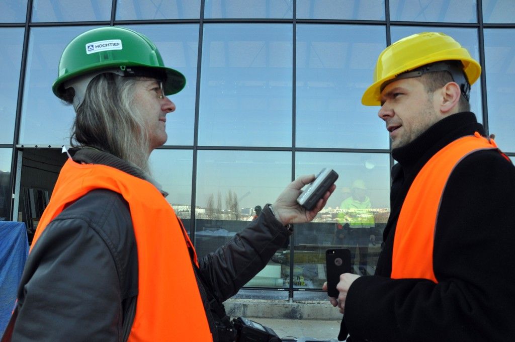 Na program čtvrtečního jednání Zastupitelstva města Plzně se vrací projednání požadavku zhotovitele na uhrazení víceprací při výstavbě divadla v Jízdecké ulici a prodloužení termínů stavby. I proto se primátor Martin Baxa vydal v úterý dopoledne na prohlídku rozestavěné budovy, která je už ze 70 procent postavena. Uvnitř velkého sálu se rýsují řady sedadel, kterých bude celkem 461. V plném proudu je výstavba průčelí budovy s takzvanou bublinkovou fasádou. Do vlastního bednění bylo podle koordinátora stavby Jaroslava Möllera zapotřebí nalít 102 kubíků betonu, dělníci na něm pracovali přes 40 hodin. Výsledný efekt má být zajímavý také tím, že jednotlivé bubliny budou nasvíceny barevnými světly a budou viditelné například z proskleného foyer divadla. Dokončují se práce na jevištní technologii, která je jednou z nejlepších v celé Evropě, a pracuje se na výdřevě některých zkušeben a studiové scény s kapacitou zhruba 200 diváků. (foto: Z. Kubalová, 11.3.2014)