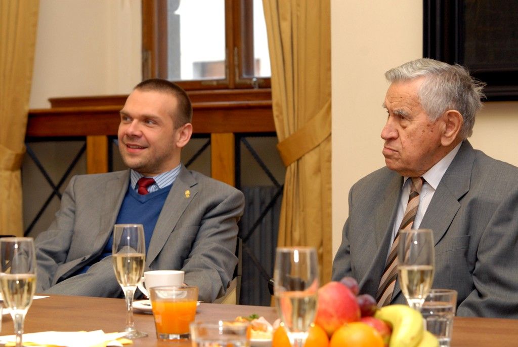 Devadesátiletý Jiří Světlík je především skaut, ale také vězeň nacistických i komunistických věznic a lágrů, člen Konfederace politických vězňů a Klubu Augusta Sedláčka a také regionální historik. Napsal knihu Dobřív: historie podbrdské vesnice a knihu vzpomínek Paměti starého kriminálníka. U příležitosti svého životního jubilea, kterého se dožil 11. března, jej přijal 12.3.2014 primátor Martin Baxa. Na otázku „Jak vidíte svůj život?“, Jiří Světlík odpověděl: „Přežil jsem sedm papežů, deset prezidentů a čtyři říšské protektory.“ Na všechno, co prožil, vzpomíná s humorem i přesto, že to v životě neměl jednoduché.