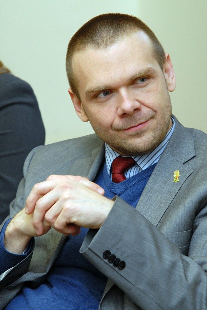 Devadesátiletý Jiří Světlík je především skaut, ale také vězeň nacistických i komunistických věznic a lágrů, člen Konfederace politických vězňů a Klubu Augusta Sedláčka a také regionální historik. Napsal knihu Dobřív: historie podbrdské vesnice a knihu vzpomínek Paměti starého kriminálníka. U příležitosti svého životního jubilea, kterého se dožil 11. března, jej přijal 12.3.2014 primátor Martin Baxa. Na otázku „Jak vidíte svůj život?“, Jiří Světlík odpověděl: „Přežil jsem sedm papežů, deset prezidentů a čtyři říšské protektory.“ Na všechno, co prožil, vzpomíná s humorem i přesto, že to v životě neměl jednoduché.