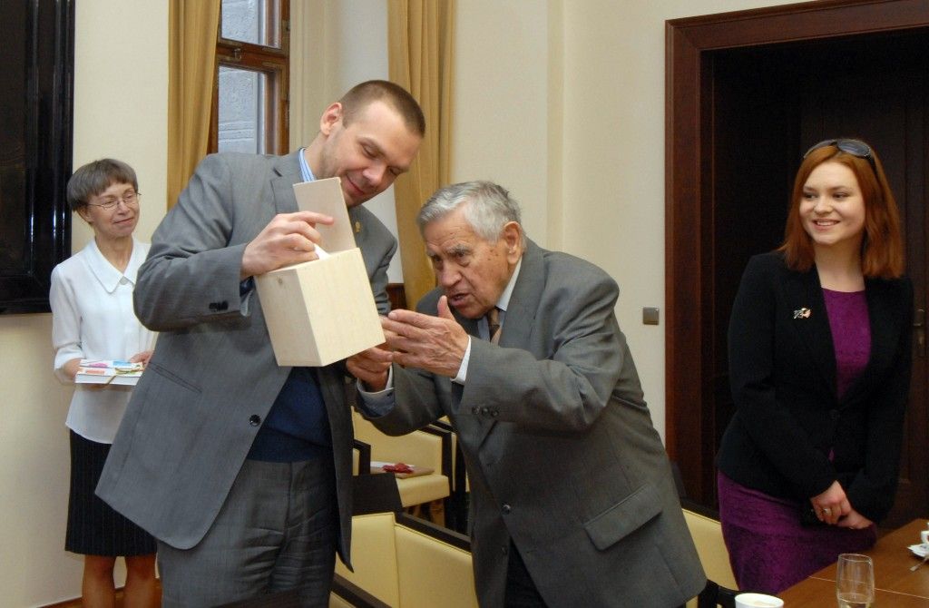 Devadesátiletý Jiří Světlík je především skaut, ale také vězeň nacistických i komunistických věznic a lágrů, člen Konfederace politických vězňů a Klubu Augusta Sedláčka a také regionální historik. Napsal knihu Dobřív: historie podbrdské vesnice a knihu vzpomínek Paměti starého kriminálníka. U příležitosti svého životního jubilea, kterého se dožil 11. března, jej přijal 12.3.2014 primátor Martin Baxa. Na otázku „Jak vidíte svůj život?“, Jiří Světlík odpověděl: „Přežil jsem sedm papežů, deset prezidentů a čtyři říšské protektory.“ Na všechno, co prožil, vzpomíná s humorem i přesto, že to v životě neměl jednoduché.