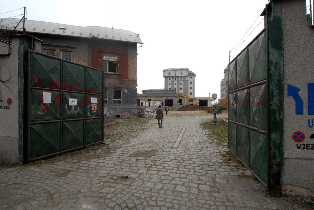 Za rok se na Slovanech otevře moderní kulturní a společenské centrum Kulturní fabrika Světovar. Vzniká v bývalém pivovaru a kasárnách a bude disponovat čtyřmi víceúčelovými sály, kavárnou, zkušebnami, tvůrčími ateliéry, administrativními prostory a rezidenčními byty pro umělce. „Na stavbě se provádí demolice, odstraňují se přístavby a staré střešní krytiny, bourají vnitřní příčky. Dělníci obnažují nosné prvky, zbavují je nevyhovujících nátěrů a nečistot tak, aby byl zachován památkový charakter,“ uvedla k současnému stavu areálu Jana Terčová z Útvaru koordinace evropských projektů města Plzně. (foto: 18.3.2014)