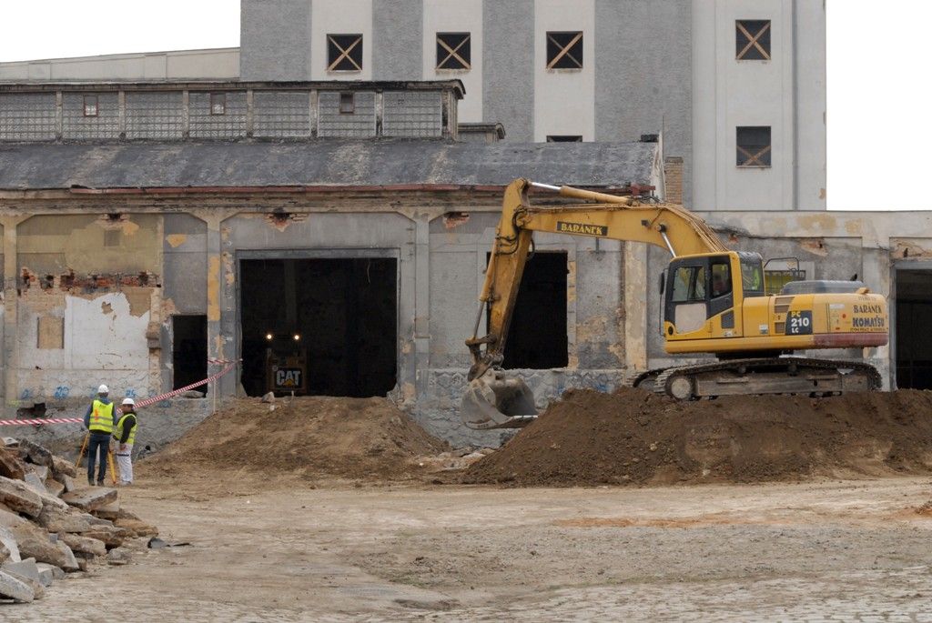 Za rok se na Slovanech otevře moderní kulturní a společenské centrum Kulturní fabrika Světovar. Vzniká v bývalém pivovaru a kasárnách a bude disponovat čtyřmi víceúčelovými sály, kavárnou, zkušebnami, tvůrčími ateliéry, administrativními prostory a rezidenčními byty pro umělce. „Na stavbě se provádí demolice, odstraňují se přístavby a staré střešní krytiny, bourají vnitřní příčky. Dělníci obnažují nosné prvky, zbavují je nevyhovujících nátěrů a nečistot tak, aby byl zachován památkový charakter,“ uvedla k současnému stavu areálu Jana Terčová z Útvaru koordinace evropských projektů města Plzně. (foto: 18.3.2014)