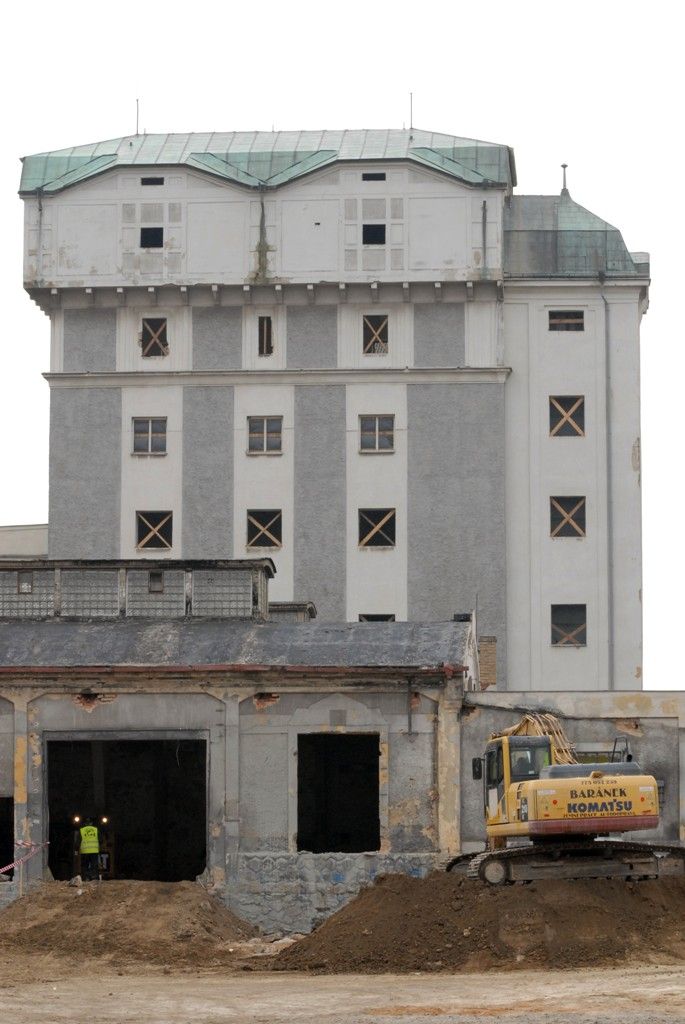 Za rok se na Slovanech otevře moderní kulturní a společenské centrum Kulturní fabrika Světovar. Vzniká v bývalém pivovaru a kasárnách a bude disponovat čtyřmi víceúčelovými sály, kavárnou, zkušebnami, tvůrčími ateliéry, administrativními prostory a rezidenčními byty pro umělce. „Na stavbě se provádí demolice, odstraňují se přístavby a staré střešní krytiny, bourají vnitřní příčky. Dělníci obnažují nosné prvky, zbavují je nevyhovujících nátěrů a nečistot tak, aby byl zachován památkový charakter,“ uvedla k současnému stavu areálu Jana Terčová z Útvaru koordinace evropských projektů města Plzně. (foto: 18.3.2014)