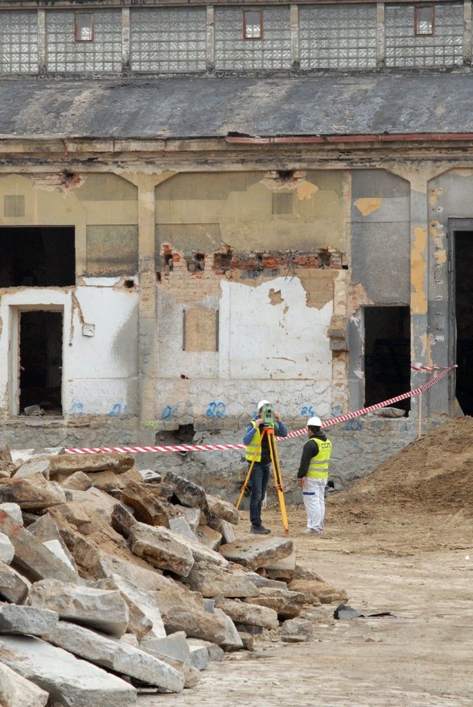 Za rok se na Slovanech otevře moderní kulturní a společenské centrum Kulturní fabrika Světovar. Vzniká v bývalém pivovaru a kasárnách a bude disponovat čtyřmi víceúčelovými sály, kavárnou, zkušebnami, tvůrčími ateliéry, administrativními prostory a rezidenčními byty pro umělce. „Na stavbě se provádí demolice, odstraňují se přístavby a staré střešní krytiny, bourají vnitřní příčky. Dělníci obnažují nosné prvky, zbavují je nevyhovujících nátěrů a nečistot tak, aby byl zachován památkový charakter,“ uvedla k současnému stavu areálu Jana Terčová z Útvaru koordinace evropských projektů města Plzně. (foto: 18.3.2014)