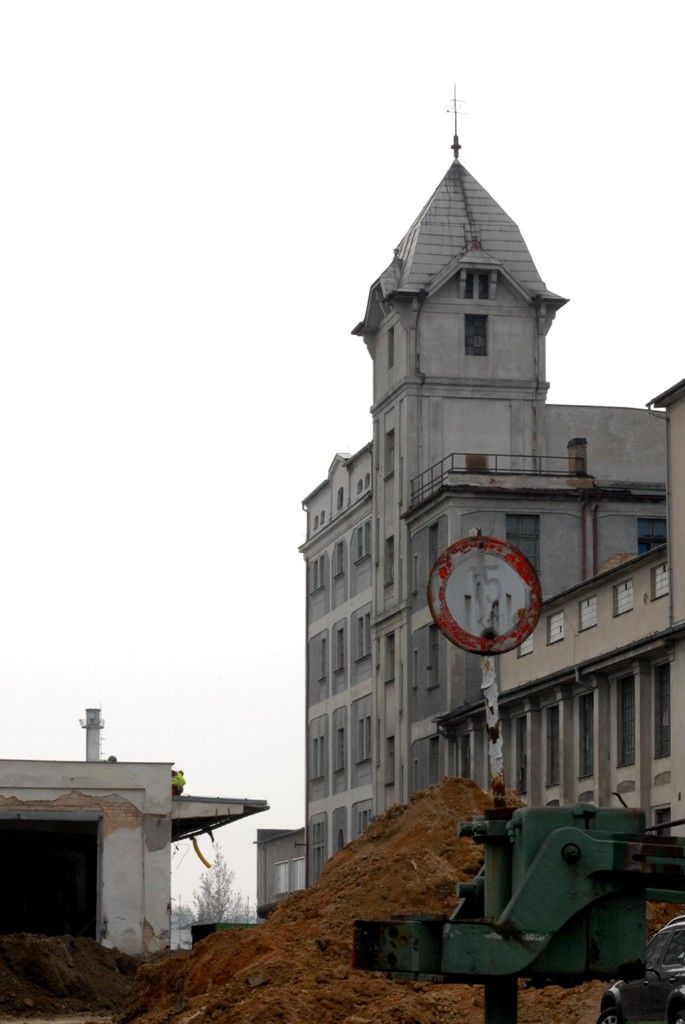 Za rok se na Slovanech otevře moderní kulturní a společenské centrum Kulturní fabrika Světovar. Vzniká v bývalém pivovaru a kasárnách a bude disponovat čtyřmi víceúčelovými sály, kavárnou, zkušebnami, tvůrčími ateliéry, administrativními prostory a rezidenčními byty pro umělce. „Na stavbě se provádí demolice, odstraňují se přístavby a staré střešní krytiny, bourají vnitřní příčky. Dělníci obnažují nosné prvky, zbavují je nevyhovujících nátěrů a nečistot tak, aby byl zachován památkový charakter,“ uvedla k současnému stavu areálu Jana Terčová z Útvaru koordinace evropských projektů města Plzně. (foto: 18.3.2014)