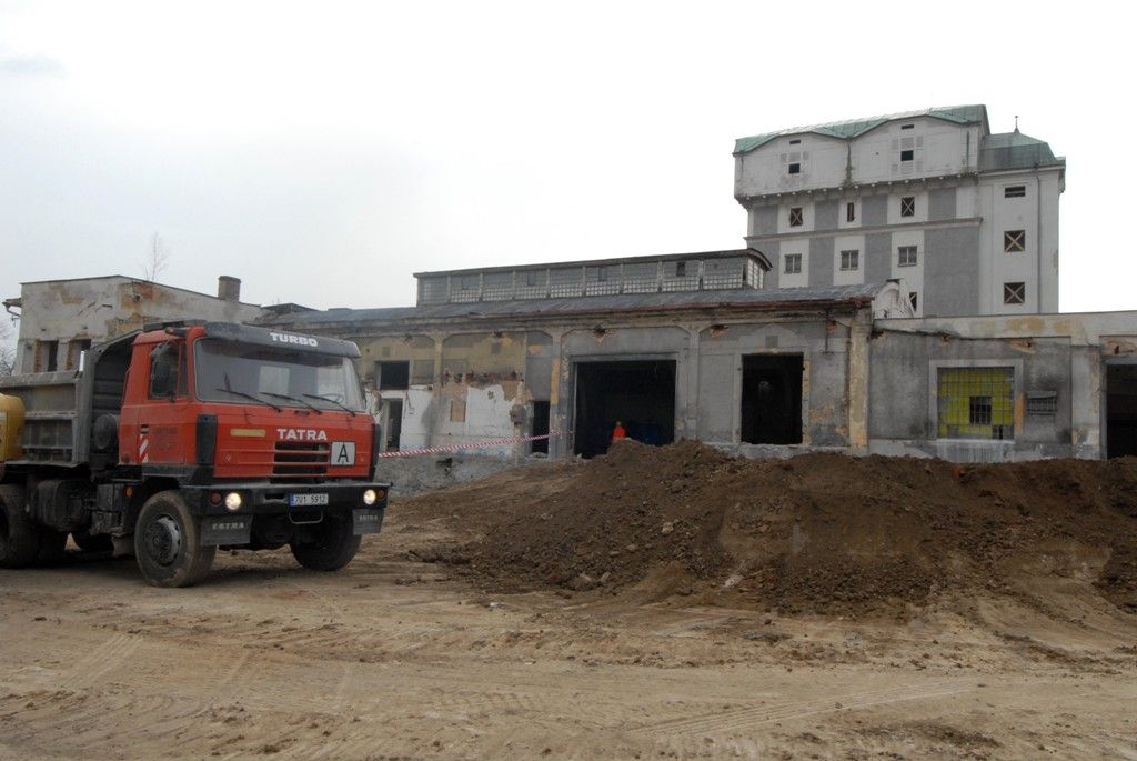 Za rok se na Slovanech otevře moderní kulturní a společenské centrum Kulturní fabrika Světovar. Vzniká v bývalém pivovaru a kasárnách a bude disponovat čtyřmi víceúčelovými sály, kavárnou, zkušebnami, tvůrčími ateliéry, administrativními prostory a rezidenčními byty pro umělce. „Na stavbě se provádí demolice, odstraňují se přístavby a staré střešní krytiny, bourají vnitřní příčky. Dělníci obnažují nosné prvky, zbavují je nevyhovujících nátěrů a nečistot tak, aby byl zachován památkový charakter,“ uvedla k současnému stavu areálu Jana Terčová z Útvaru koordinace evropských projektů města Plzně. (foto: 18.3.2014)