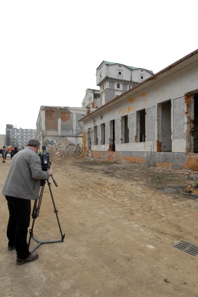 Za rok se na Slovanech otevře moderní kulturní a společenské centrum Kulturní fabrika Světovar. Vzniká v bývalém pivovaru a kasárnách a bude disponovat čtyřmi víceúčelovými sály, kavárnou, zkušebnami, tvůrčími ateliéry, administrativními prostory a rezidenčními byty pro umělce. „Na stavbě se provádí demolice, odstraňují se přístavby a staré střešní krytiny, bourají vnitřní příčky. Dělníci obnažují nosné prvky, zbavují je nevyhovujících nátěrů a nečistot tak, aby byl zachován památkový charakter,“ uvedla k současnému stavu areálu Jana Terčová z Útvaru koordinace evropských projektů města Plzně. (foto: 18.3.2014)