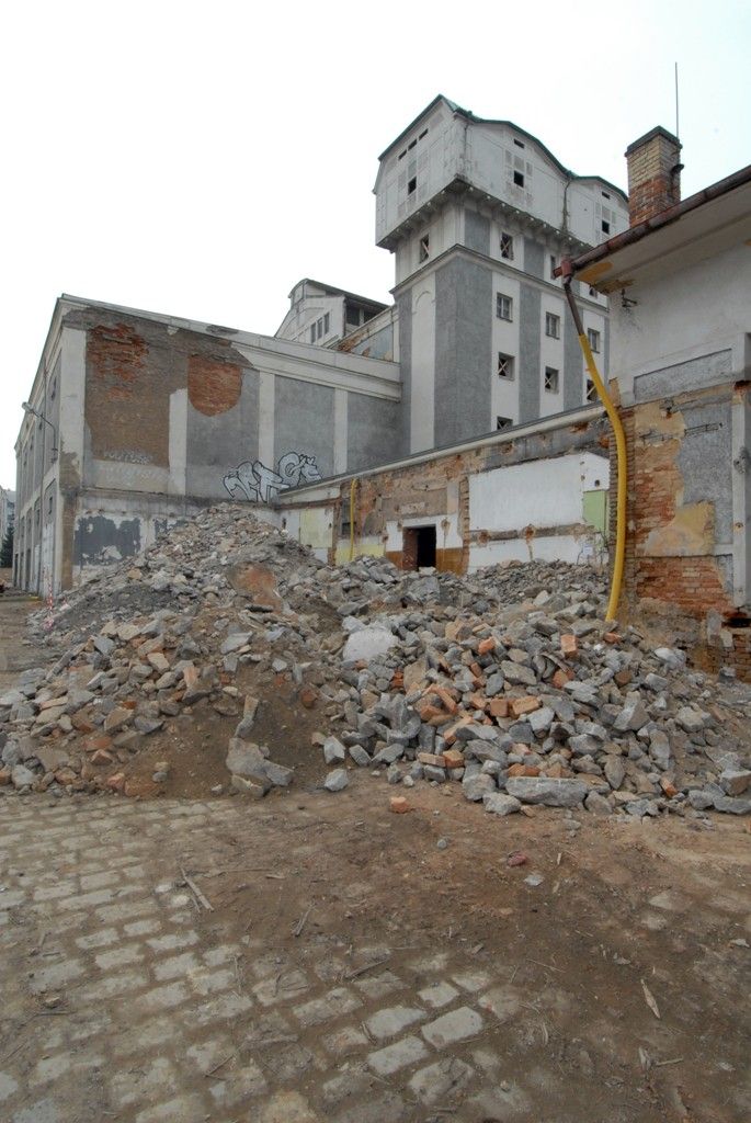 Za rok se na Slovanech otevře moderní kulturní a společenské centrum Kulturní fabrika Světovar. Vzniká v bývalém pivovaru a kasárnách a bude disponovat čtyřmi víceúčelovými sály, kavárnou, zkušebnami, tvůrčími ateliéry, administrativními prostory a rezidenčními byty pro umělce. „Na stavbě se provádí demolice, odstraňují se přístavby a staré střešní krytiny, bourají vnitřní příčky. Dělníci obnažují nosné prvky, zbavují je nevyhovujících nátěrů a nečistot tak, aby byl zachován památkový charakter,“ uvedla k současnému stavu areálu Jana Terčová z Útvaru koordinace evropských projektů města Plzně. (foto: 18.3.2014)