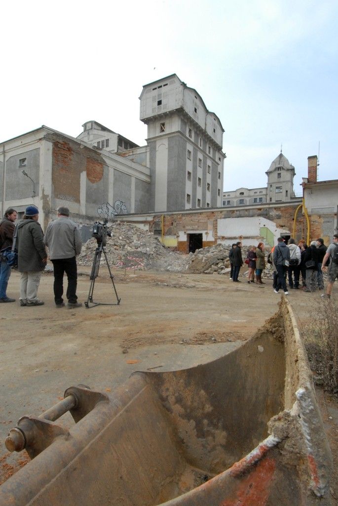 Za rok se na Slovanech otevře moderní kulturní a společenské centrum Kulturní fabrika Světovar. Vzniká v bývalém pivovaru a kasárnách a bude disponovat čtyřmi víceúčelovými sály, kavárnou, zkušebnami, tvůrčími ateliéry, administrativními prostory a rezidenčními byty pro umělce. „Na stavbě se provádí demolice, odstraňují se přístavby a staré střešní krytiny, bourají vnitřní příčky. Dělníci obnažují nosné prvky, zbavují je nevyhovujících nátěrů a nečistot tak, aby byl zachován památkový charakter,“ uvedla k současnému stavu areálu Jana Terčová z Útvaru koordinace evropských projektů města Plzně. (foto: 18.3.2014)