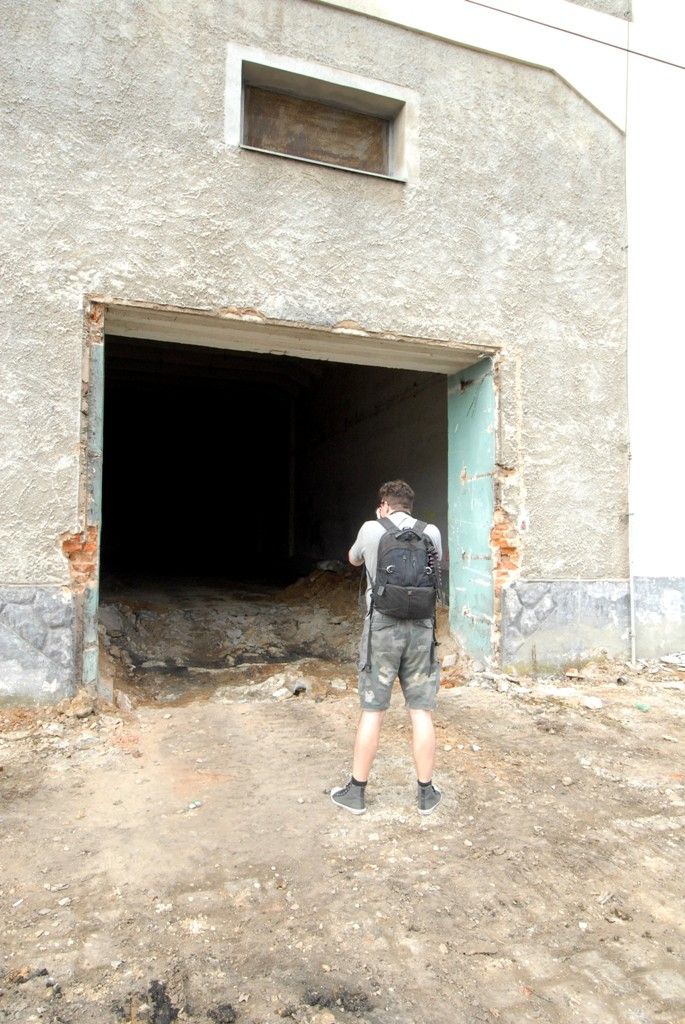 Za rok se na Slovanech otevře moderní kulturní a společenské centrum Kulturní fabrika Světovar. Vzniká v bývalém pivovaru a kasárnách a bude disponovat čtyřmi víceúčelovými sály, kavárnou, zkušebnami, tvůrčími ateliéry, administrativními prostory a rezidenčními byty pro umělce. „Na stavbě se provádí demolice, odstraňují se přístavby a staré střešní krytiny, bourají vnitřní příčky. Dělníci obnažují nosné prvky, zbavují je nevyhovujících nátěrů a nečistot tak, aby byl zachován památkový charakter,“ uvedla k současnému stavu areálu Jana Terčová z Útvaru koordinace evropských projektů města Plzně. (foto: 18.3.2014)