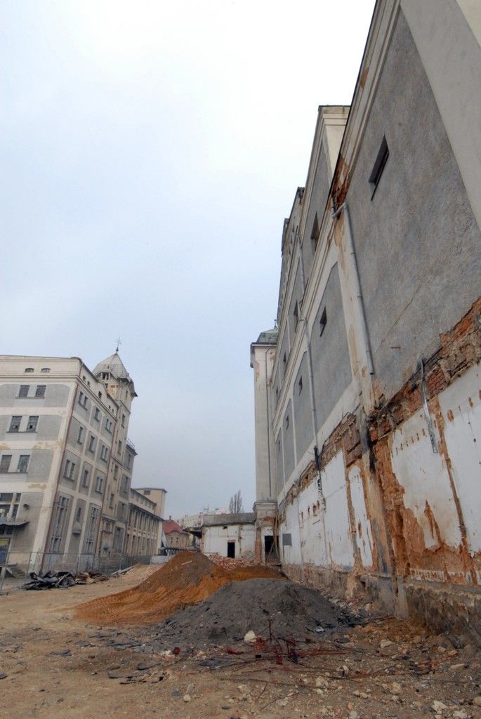 Za rok se na Slovanech otevře moderní kulturní a společenské centrum Kulturní fabrika Světovar. Vzniká v bývalém pivovaru a kasárnách a bude disponovat čtyřmi víceúčelovými sály, kavárnou, zkušebnami, tvůrčími ateliéry, administrativními prostory a rezidenčními byty pro umělce. „Na stavbě se provádí demolice, odstraňují se přístavby a staré střešní krytiny, bourají vnitřní příčky. Dělníci obnažují nosné prvky, zbavují je nevyhovujících nátěrů a nečistot tak, aby byl zachován památkový charakter,“ uvedla k současnému stavu areálu Jana Terčová z Útvaru koordinace evropských projektů města Plzně. (foto: 18.3.2014)