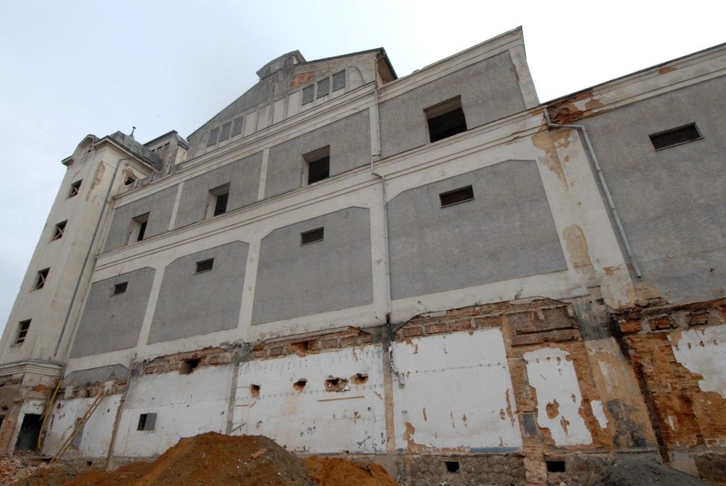 Za rok se na Slovanech otevře moderní kulturní a společenské centrum Kulturní fabrika Světovar. Vzniká v bývalém pivovaru a kasárnách a bude disponovat čtyřmi víceúčelovými sály, kavárnou, zkušebnami, tvůrčími ateliéry, administrativními prostory a rezidenčními byty pro umělce. „Na stavbě se provádí demolice, odstraňují se přístavby a staré střešní krytiny, bourají vnitřní příčky. Dělníci obnažují nosné prvky, zbavují je nevyhovujících nátěrů a nečistot tak, aby byl zachován památkový charakter,“ uvedla k současnému stavu areálu Jana Terčová z Útvaru koordinace evropských projektů města Plzně. (foto: 18.3.2014)
