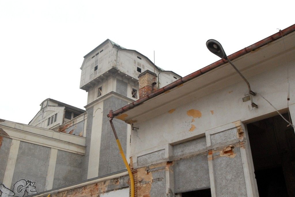 Za rok se na Slovanech otevře moderní kulturní a společenské centrum Kulturní fabrika Světovar. Vzniká v bývalém pivovaru a kasárnách a bude disponovat čtyřmi víceúčelovými sály, kavárnou, zkušebnami, tvůrčími ateliéry, administrativními prostory a rezidenčními byty pro umělce. „Na stavbě se provádí demolice, odstraňují se přístavby a staré střešní krytiny, bourají vnitřní příčky. Dělníci obnažují nosné prvky, zbavují je nevyhovujících nátěrů a nečistot tak, aby byl zachován památkový charakter,“ uvedla k současnému stavu areálu Jana Terčová z Útvaru koordinace evropských projektů města Plzně. (foto: 18.3.2014)