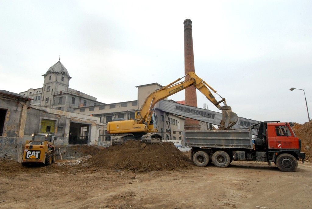 Za rok se na Slovanech otevře moderní kulturní a společenské centrum Kulturní fabrika Světovar. Vzniká v bývalém pivovaru a kasárnách a bude disponovat čtyřmi víceúčelovými sály, kavárnou, zkušebnami, tvůrčími ateliéry, administrativními prostory a rezidenčními byty pro umělce. „Na stavbě se provádí demolice, odstraňují se přístavby a staré střešní krytiny, bourají vnitřní příčky. Dělníci obnažují nosné prvky, zbavují je nevyhovujících nátěrů a nečistot tak, aby byl zachován památkový charakter,“ uvedla k současnému stavu areálu Jana Terčová z Útvaru koordinace evropských projektů města Plzně. (foto: 18.3.2014)