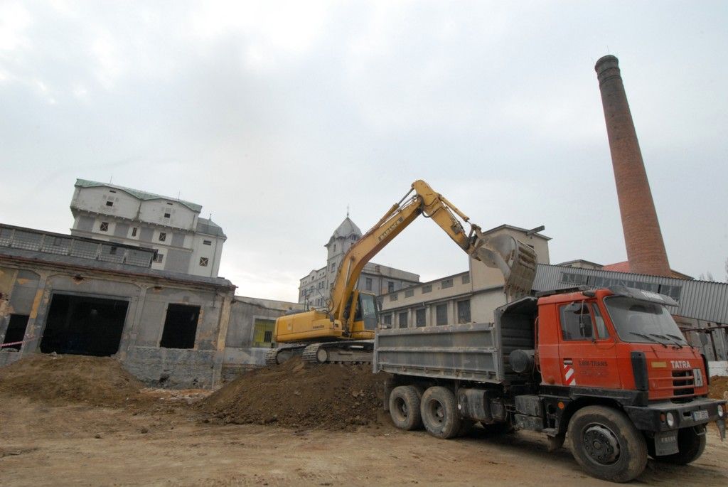 Za rok se na Slovanech otevře moderní kulturní a společenské centrum Kulturní fabrika Světovar. Vzniká v bývalém pivovaru a kasárnách a bude disponovat čtyřmi víceúčelovými sály, kavárnou, zkušebnami, tvůrčími ateliéry, administrativními prostory a rezidenčními byty pro umělce. „Na stavbě se provádí demolice, odstraňují se přístavby a staré střešní krytiny, bourají vnitřní příčky. Dělníci obnažují nosné prvky, zbavují je nevyhovujících nátěrů a nečistot tak, aby byl zachován památkový charakter,“ uvedla k současnému stavu areálu Jana Terčová z Útvaru koordinace evropských projektů města Plzně. (foto: 18.3.2014)