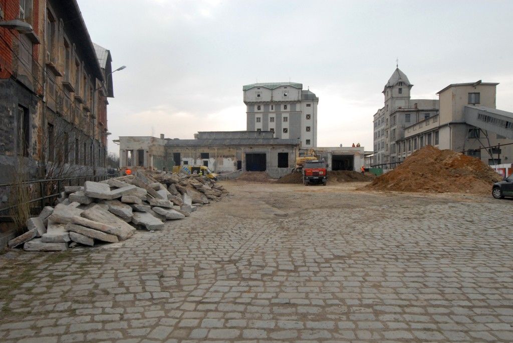 Za rok se na Slovanech otevře moderní kulturní a společenské centrum Kulturní fabrika Světovar. Vzniká v bývalém pivovaru a kasárnách a bude disponovat čtyřmi víceúčelovými sály, kavárnou, zkušebnami, tvůrčími ateliéry, administrativními prostory a rezidenčními byty pro umělce. „Na stavbě se provádí demolice, odstraňují se přístavby a staré střešní krytiny, bourají vnitřní příčky. Dělníci obnažují nosné prvky, zbavují je nevyhovujících nátěrů a nečistot tak, aby byl zachován památkový charakter,“ uvedla k současnému stavu areálu Jana Terčová z Útvaru koordinace evropských projektů města Plzně. (foto: 18.3.2014)