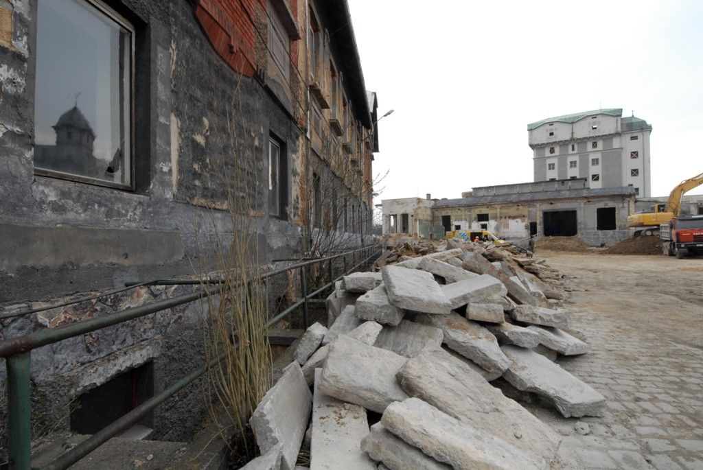 Za rok se na Slovanech otevře moderní kulturní a společenské centrum Kulturní fabrika Světovar. Vzniká v bývalém pivovaru a kasárnách a bude disponovat čtyřmi víceúčelovými sály, kavárnou, zkušebnami, tvůrčími ateliéry, administrativními prostory a rezidenčními byty pro umělce. „Na stavbě se provádí demolice, odstraňují se přístavby a staré střešní krytiny, bourají vnitřní příčky. Dělníci obnažují nosné prvky, zbavují je nevyhovujících nátěrů a nečistot tak, aby byl zachován památkový charakter,“ uvedla k současnému stavu areálu Jana Terčová z Útvaru koordinace evropských projektů města Plzně. (foto: 18.3.2014)