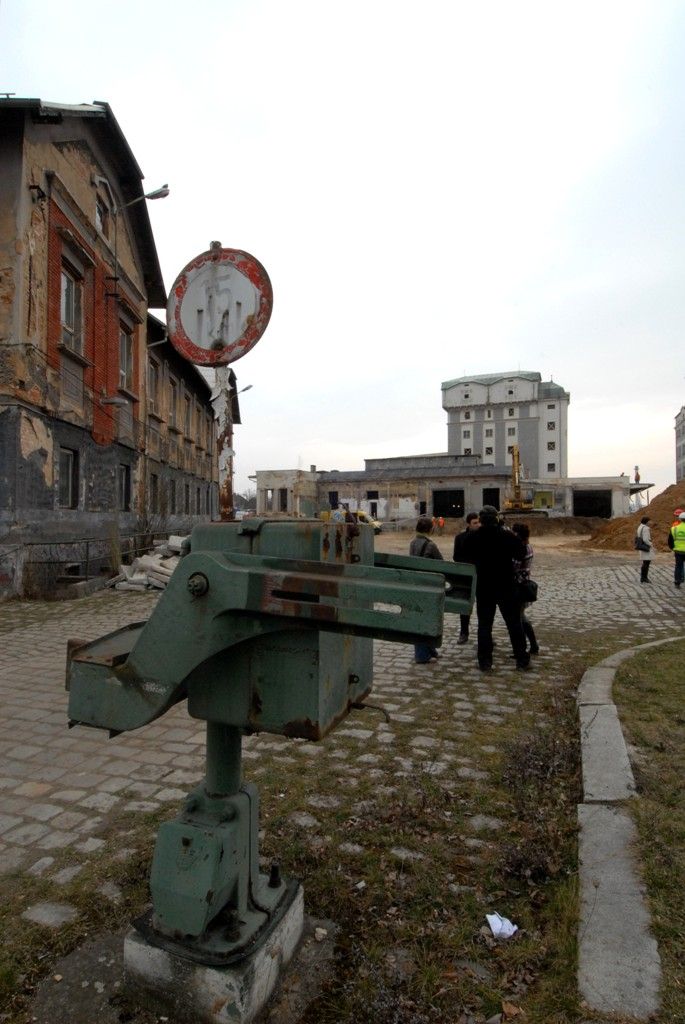 Za rok se na Slovanech otevře moderní kulturní a společenské centrum Kulturní fabrika Světovar. Vzniká v bývalém pivovaru a kasárnách a bude disponovat čtyřmi víceúčelovými sály, kavárnou, zkušebnami, tvůrčími ateliéry, administrativními prostory a rezidenčními byty pro umělce. „Na stavbě se provádí demolice, odstraňují se přístavby a staré střešní krytiny, bourají vnitřní příčky. Dělníci obnažují nosné prvky, zbavují je nevyhovujících nátěrů a nečistot tak, aby byl zachován památkový charakter,“ uvedla k současnému stavu areálu Jana Terčová z Útvaru koordinace evropských projektů města Plzně. (foto: 18.3.2014)