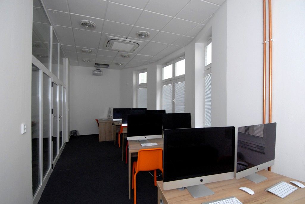 V Plzni vzniklo v bývalém sídle Amerického centra nové vzdělávací středisko. Dům digitálních dovedností, který poskytuje vzdělávání všem věkovým kategoriím v oblasti moderních informačních technologií, zahájil provoz 10. března. Kromě kurzů pro děti a seniory nabízí ojedinělou aktivitu pro rodiče dětí se specifickými poruchami a speciální semináře pro pedagogy. (foto: 18.3.2014)