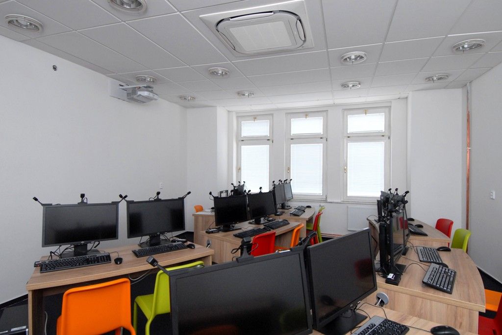 V Plzni vzniklo v bývalém sídle Amerického centra nové vzdělávací středisko. Dům digitálních dovedností, který poskytuje vzdělávání všem věkovým kategoriím v oblasti moderních informačních technologií, zahájil provoz 10. března. Kromě kurzů pro děti a seniory nabízí ojedinělou aktivitu pro rodiče dětí se specifickými poruchami a speciální semináře pro pedagogy. (foto: 18.3.2014)