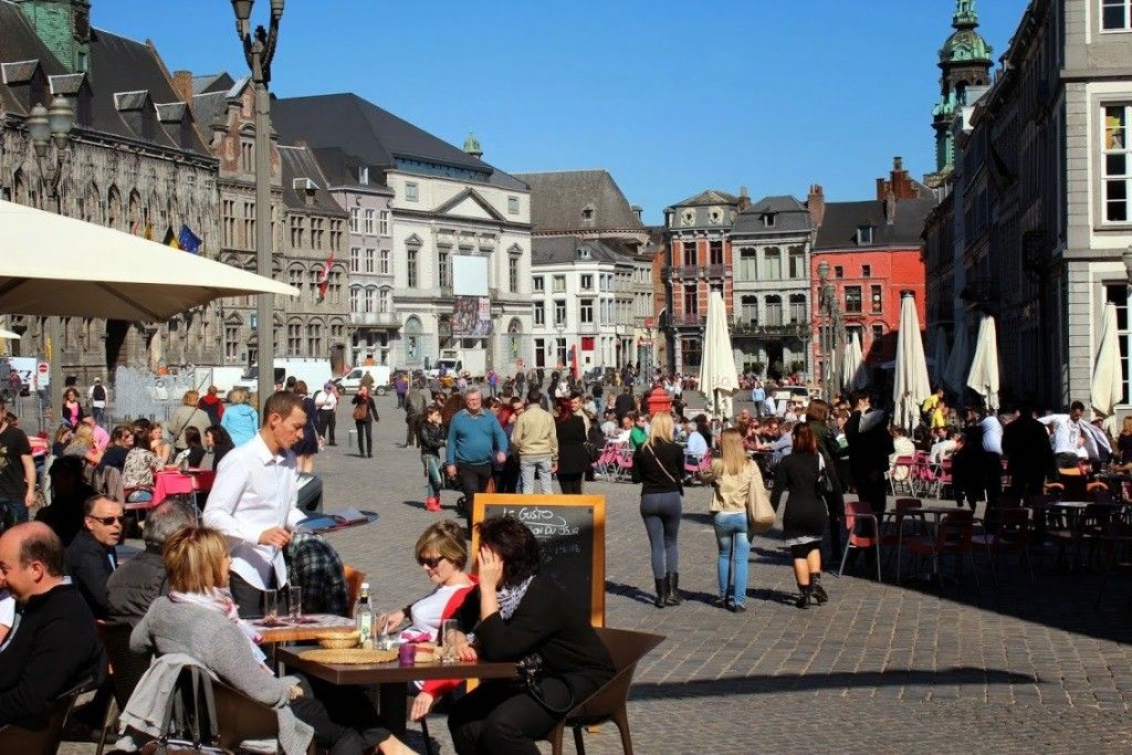 Belgické Mons je druhým evropským městem, jež spolu s Plzní bude v roce 2015 hlavním kulturním městem Evropy. Ve dnech 20. až 22. března 2014 hostil tradiční setkání zástupců měst minulých a budoucích nositelů tohoto titulu, aby si vzájemně předali zkušenosti z organizování projektu, který je jedním z nejúspěšnějších, jaké kdy Evropská unie spustila. Návštěva plzeňského primátora Martina Baxy v Monsu měla kromě účasti na setkání evropských hlavních měst kultury ještě další účel. Společně s Nicolasem Martinem, úřadujícím primátorem Monsu podepsali Memorandum, jímž deklarují společnou vůli spolupracovat v rámci projektu Evropské hlavní město kultury 2015. (Foto: Wroclaw ESK, B. Zelenková)
