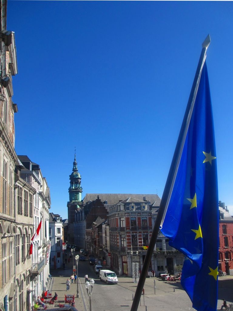 Belgické Mons je druhým evropským městem, jež spolu s Plzní bude v roce 2015 hlavním kulturním městem Evropy. Ve dnech 20. až 22. března 2014 hostil tradiční setkání zástupců měst minulých a budoucích nositelů tohoto titulu, aby si vzájemně předali zkušenosti z organizování projektu, který je jedním z nejúspěšnějších, jaké kdy Evropská unie spustila. Návštěva plzeňského primátora Martina Baxy v Monsu měla kromě účasti na setkání evropských hlavních měst kultury ještě další účel. Společně s Nicolasem Martinem, úřadujícím primátorem Monsu podepsali Memorandum, jímž deklarují společnou vůli spolupracovat v rámci projektu Evropské hlavní město kultury 2015. (Foto: Wroclaw ESK, B. Zelenková)