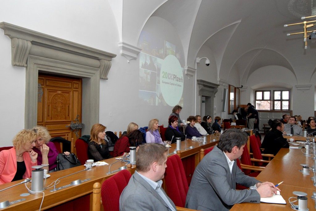 Na pět desítek hoteliérů, restauratérů a zástupců turistických cílů v Plzni se sešlo v úterý 25. března 2014 na plzeňské radnici, aby si vyslechli aktuální informace k projektu Plzeň - Evropské hlavní město kultury (EHMK). Prezentaci záměrů města v oblasti cestovního ruchu a hlavních programových vrcholů projektu v roce 2015 pro ně připravila příspěvková organizace Plzeň-TURISMUS ve spolupráci se společností Plzeň 2015.