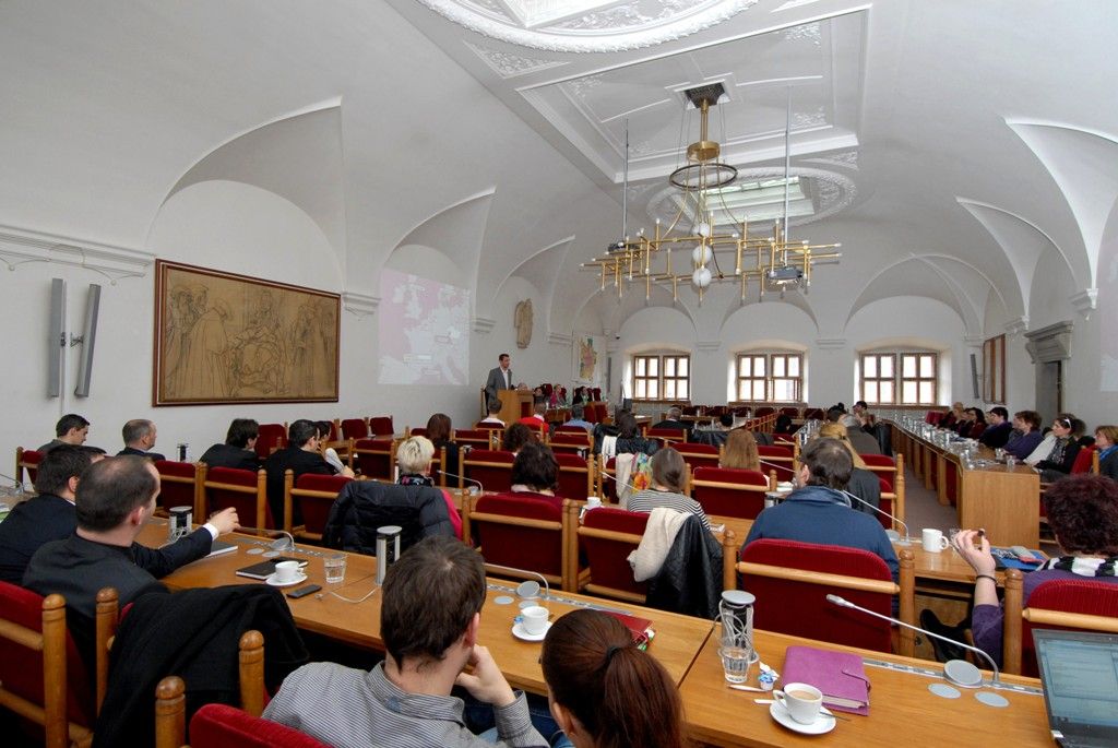 Na pět desítek hoteliérů, restauratérů a zástupců turistických cílů v Plzni se sešlo v úterý 25. března 2014 na plzeňské radnici, aby si vyslechli aktuální informace k projektu Plzeň - Evropské hlavní město kultury (EHMK). Prezentaci záměrů města v oblasti cestovního ruchu a hlavních programových vrcholů projektu v roce 2015 pro ně připravila příspěvková organizace Plzeň-TURISMUS ve spolupráci se společností Plzeň 2015.