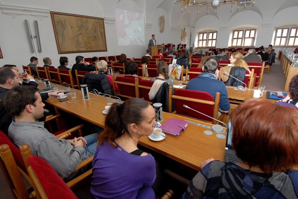 Na pět desítek hoteliérů, restauratérů a zástupců turistických cílů v Plzni se sešlo v úterý 25. března 2014 na plzeňské radnici, aby si vyslechli aktuální informace k projektu Plzeň - Evropské hlavní město kultury (EHMK). Prezentaci záměrů města v oblasti cestovního ruchu a hlavních programových vrcholů projektu v roce 2015 pro ně připravila příspěvková organizace Plzeň-TURISMUS ve spolupráci se společností Plzeň 2015.