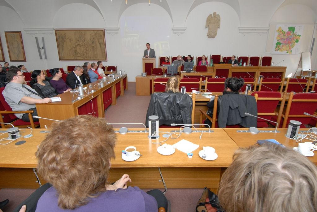 Na pět desítek hoteliérů, restauratérů a zástupců turistických cílů v Plzni se sešlo v úterý 25. března 2014 na plzeňské radnici, aby si vyslechli aktuální informace k projektu Plzeň - Evropské hlavní město kultury (EHMK). Prezentaci záměrů města v oblasti cestovního ruchu a hlavních programových vrcholů projektu v roce 2015 pro ně připravila příspěvková organizace Plzeň-TURISMUS ve spolupráci se společností Plzeň 2015.