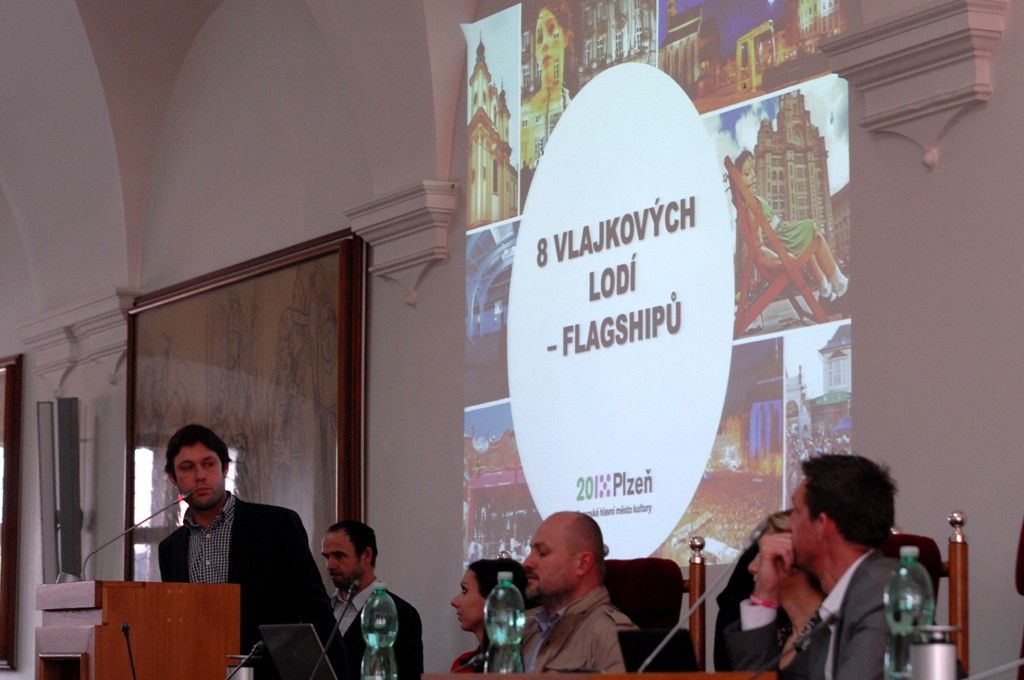 Na pět desítek hoteliérů, restauratérů a zástupců turistických cílů v Plzni se sešlo v úterý 25. března 2014 na plzeňské radnici, aby si vyslechli aktuální informace k projektu Plzeň - Evropské hlavní město kultury (EHMK). Prezentaci záměrů města v oblasti cestovního ruchu a hlavních programových vrcholů projektu v roce 2015 pro ně připravila příspěvková organizace Plzeň-TURISMUS ve spolupráci se společností Plzeň 2015.