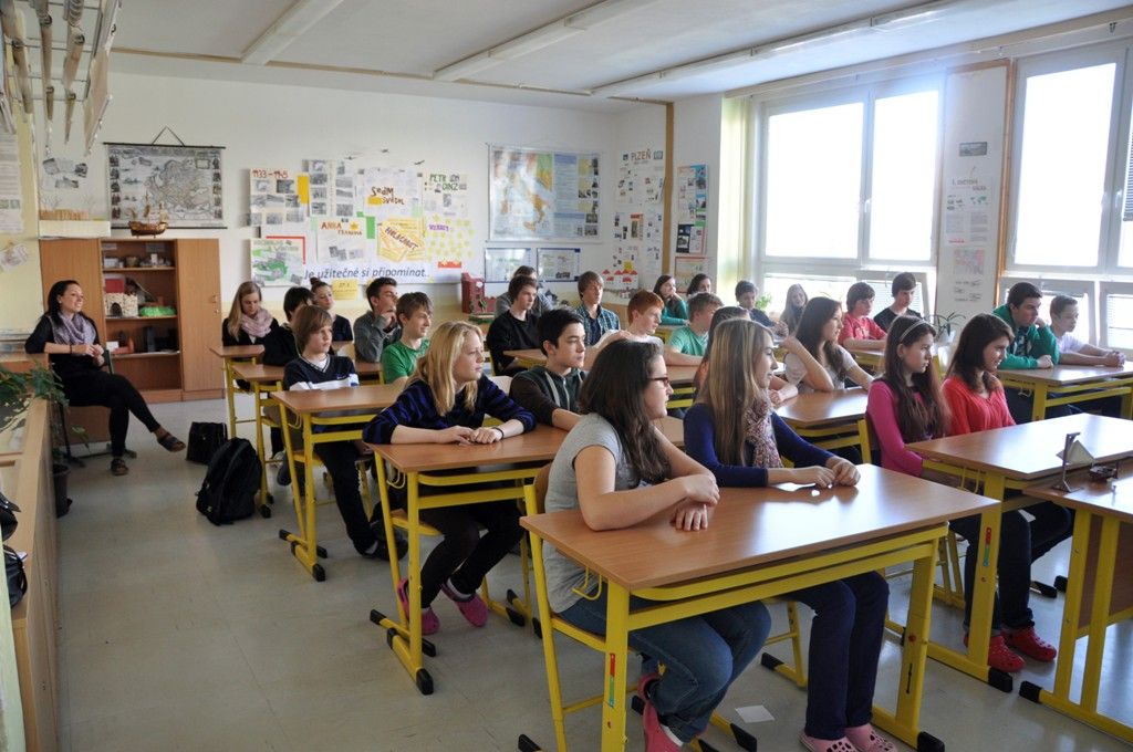 Provoz zahájila před 24 lety a svým vybavením určitě patří k nejmodernějším školám v Plzni. Kromě poskytování kvalitního základního vzdělávání se škola zaměřuje na rozvoj matematických a přírodovědných dovedností. Věnuje se rovněž podpoře sportu a tělovýchovných aktivit, pro což má velmi dobré zázemí v podobě dvou tělocvičen s palubovou podlahou a jednou tělocvičnou s „měkkým“ povrchem a také venkovního hřiště s umělým povrchem, doskočištěm, běžeckým oválem a nově streetballovou částí nebo přilehlé hokejbalové haly. To všechno ocenil při návštěvě školy ve čtvrtek 27. března 2014 primátor Martin Baxa. (foto: Z. Kubalová)