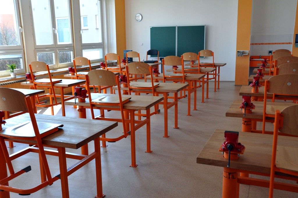 Provoz zahájila před 24 lety a svým vybavením určitě patří k nejmodernějším školám v Plzni. Kromě poskytování kvalitního základního vzdělávání se škola zaměřuje na rozvoj matematických a přírodovědných dovedností. Věnuje se rovněž podpoře sportu a tělovýchovných aktivit, pro což má velmi dobré zázemí v podobě dvou tělocvičen s palubovou podlahou a jednou tělocvičnou s „měkkým“ povrchem a také venkovního hřiště s umělým povrchem, doskočištěm, běžeckým oválem a nově streetballovou částí nebo přilehlé hokejbalové haly. To všechno ocenil při návštěvě školy ve čtvrtek 27. března 2014 primátor Martin Baxa. (foto: Z. Kubalová)