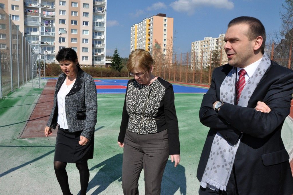 Provoz zahájila před 24 lety a svým vybavením určitě patří k nejmodernějším školám v Plzni. Kromě poskytování kvalitního základního vzdělávání se škola zaměřuje na rozvoj matematických a přírodovědných dovedností. Věnuje se rovněž podpoře sportu a tělovýchovných aktivit, pro což má velmi dobré zázemí v podobě dvou tělocvičen s palubovou podlahou a jednou tělocvičnou s „měkkým“ povrchem a také venkovního hřiště s umělým povrchem, doskočištěm, běžeckým oválem a nově streetballovou částí nebo přilehlé hokejbalové haly. To všechno ocenil při návštěvě školy ve čtvrtek 27. března 2014 primátor Martin Baxa. (foto: Z. Kubalová)