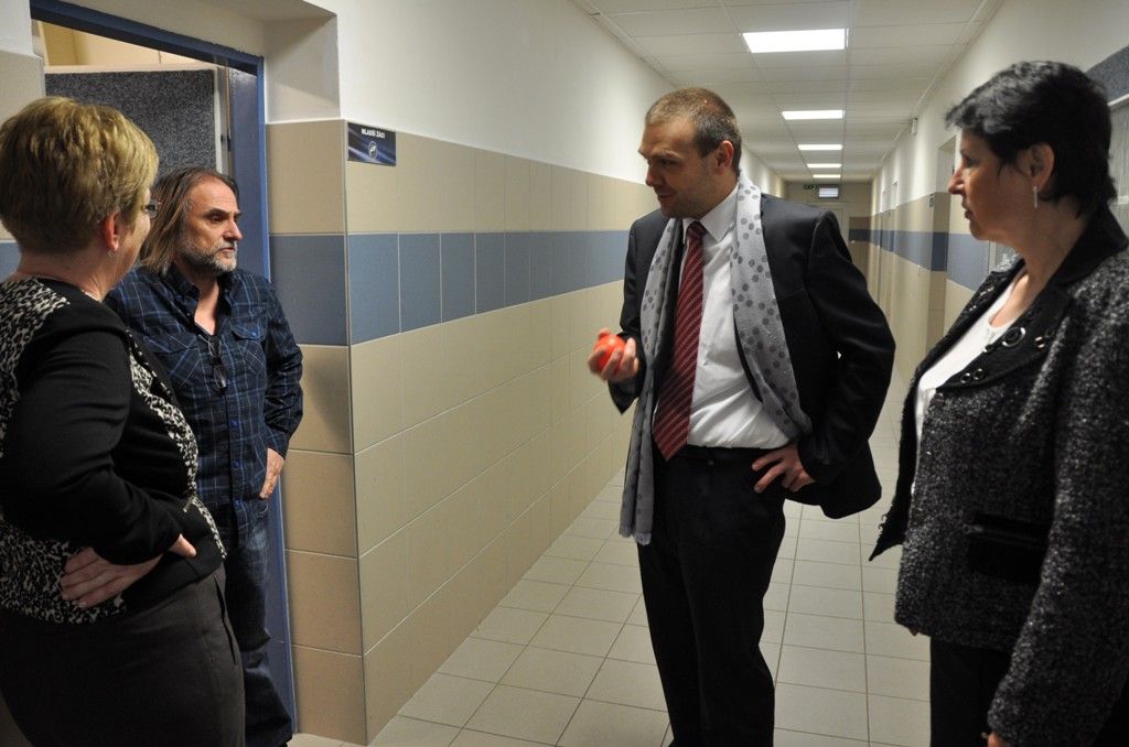 Provoz zahájila před 24 lety a svým vybavením určitě patří k nejmodernějším školám v Plzni. Kromě poskytování kvalitního základního vzdělávání se škola zaměřuje na rozvoj matematických a přírodovědných dovedností. Věnuje se rovněž podpoře sportu a tělovýchovných aktivit, pro což má velmi dobré zázemí v podobě dvou tělocvičen s palubovou podlahou a jednou tělocvičnou s „měkkým“ povrchem a také venkovního hřiště s umělým povrchem, doskočištěm, běžeckým oválem a nově streetballovou částí nebo přilehlé hokejbalové haly. To všechno ocenil při návštěvě školy ve čtvrtek 27. března 2014 primátor Martin Baxa. (foto: Z. Kubalová)