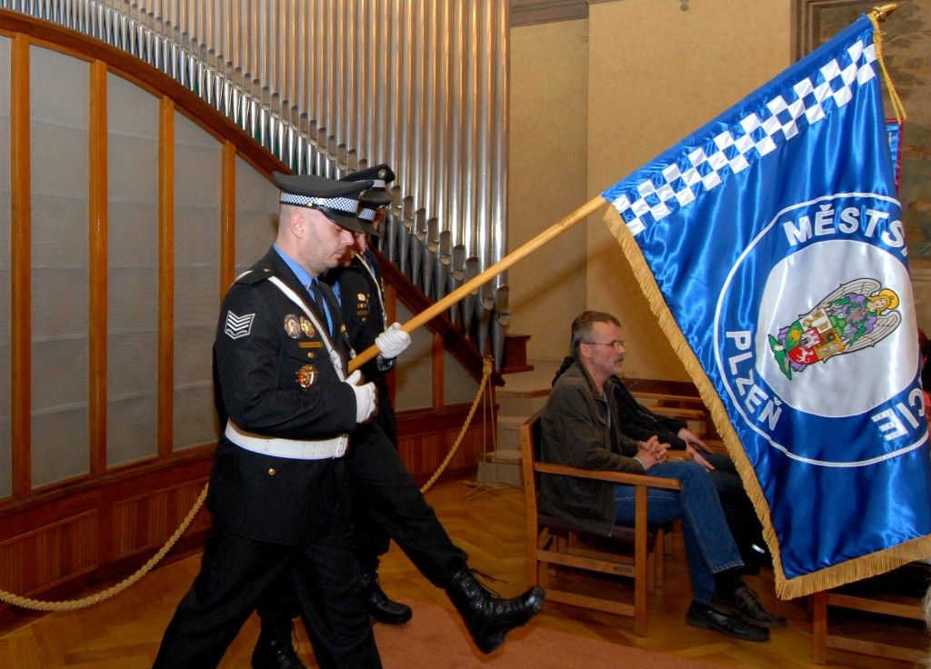 Plzeňská městská policie je početnější o třináct strážníků. Pět žen a osm mužů bylo v pondělí 31. března 2014 v obřadní síni na radnici slavnostně uvedeno do služby poté, co několikaměsíční přípravu završili zkouškami před komisí Ministerstva vnitra. „Vybrali jste si povolání, které není jednoduché. Často se ocitnete v situacích vyžadujících absolutní nasazení a statečnost. Jde o službu občanům našeho města a já věřím, že v ní obstojíte. Přeji vám hodně štěstí, energie, elánu a pevnou vůli překonávat překážky,“ prohlásil primátor Martin Baxa. Za městskou správu se slavnostního aktu zúčastnil rovněž radní pro bezpečnost Robert Houdek.