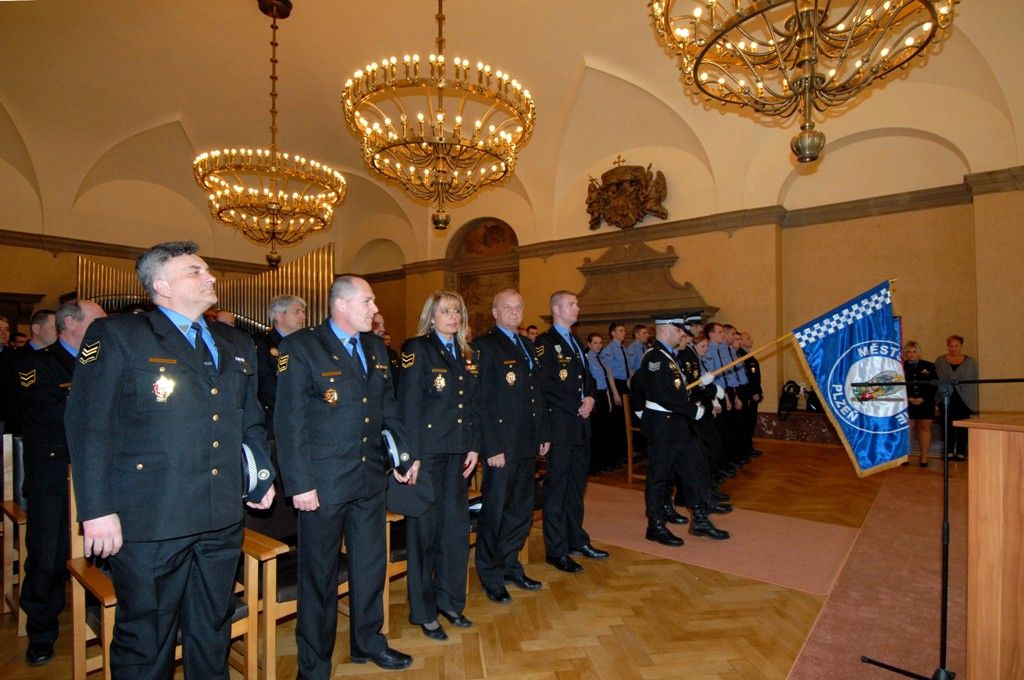Plzeňská městská policie je početnější o třináct strážníků. Pět žen a osm mužů bylo v pondělí 31. března 2014 v obřadní síni na radnici slavnostně uvedeno do služby poté, co několikaměsíční přípravu završili zkouškami před komisí Ministerstva vnitra. „Vybrali jste si povolání, které není jednoduché. Často se ocitnete v situacích vyžadujících absolutní nasazení a statečnost. Jde o službu občanům našeho města a já věřím, že v ní obstojíte. Přeji vám hodně štěstí, energie, elánu a pevnou vůli překonávat překážky,“ prohlásil primátor Martin Baxa. Za městskou správu se slavnostního aktu zúčastnil rovněž radní pro bezpečnost Robert Houdek.