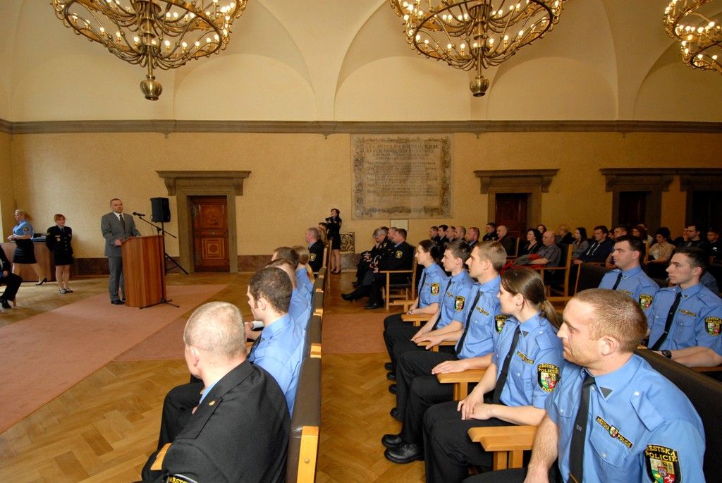 Plzeňská městská policie je početnější o třináct strážníků. Pět žen a osm mužů bylo v pondělí 31. března 2014 v obřadní síni na radnici slavnostně uvedeno do služby poté, co několikaměsíční přípravu završili zkouškami před komisí Ministerstva vnitra. „Vybrali jste si povolání, které není jednoduché. Často se ocitnete v situacích vyžadujících absolutní nasazení a statečnost. Jde o službu občanům našeho města a já věřím, že v ní obstojíte. Přeji vám hodně štěstí, energie, elánu a pevnou vůli překonávat překážky,“ prohlásil primátor Martin Baxa. Za městskou správu se slavnostního aktu zúčastnil rovněž radní pro bezpečnost Robert Houdek.