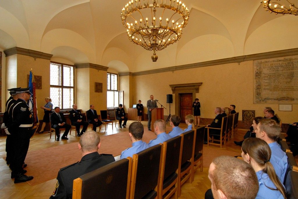 Plzeňská městská policie je početnější o třináct strážníků. Pět žen a osm mužů bylo v pondělí 31. března 2014 v obřadní síni na radnici slavnostně uvedeno do služby poté, co několikaměsíční přípravu završili zkouškami před komisí Ministerstva vnitra. „Vybrali jste si povolání, které není jednoduché. Často se ocitnete v situacích vyžadujících absolutní nasazení a statečnost. Jde o službu občanům našeho města a já věřím, že v ní obstojíte. Přeji vám hodně štěstí, energie, elánu a pevnou vůli překonávat překážky,“ prohlásil primátor Martin Baxa. Za městskou správu se slavnostního aktu zúčastnil rovněž radní pro bezpečnost Robert Houdek.