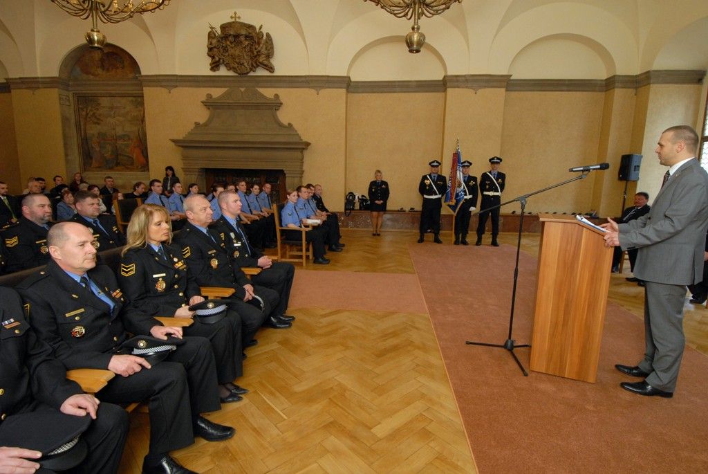 Plzeňská městská policie je početnější o třináct strážníků. Pět žen a osm mužů bylo v pondělí 31. března 2014 v obřadní síni na radnici slavnostně uvedeno do služby poté, co několikaměsíční přípravu završili zkouškami před komisí Ministerstva vnitra. „Vybrali jste si povolání, které není jednoduché. Často se ocitnete v situacích vyžadujících absolutní nasazení a statečnost. Jde o službu občanům našeho města a já věřím, že v ní obstojíte. Přeji vám hodně štěstí, energie, elánu a pevnou vůli překonávat překážky,“ prohlásil primátor Martin Baxa. Za městskou správu se slavnostního aktu zúčastnil rovněž radní pro bezpečnost Robert Houdek.