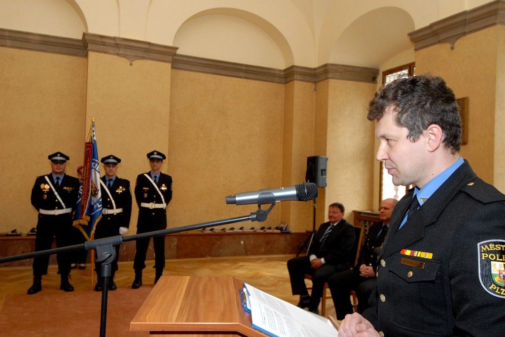 Plzeňská městská policie je početnější o třináct strážníků. Pět žen a osm mužů bylo v pondělí 31. března 2014 v obřadní síni na radnici slavnostně uvedeno do služby poté, co několikaměsíční přípravu završili zkouškami před komisí Ministerstva vnitra. „Vybrali jste si povolání, které není jednoduché. Často se ocitnete v situacích vyžadujících absolutní nasazení a statečnost. Jde o službu občanům našeho města a já věřím, že v ní obstojíte. Přeji vám hodně štěstí, energie, elánu a pevnou vůli překonávat překážky,“ prohlásil primátor Martin Baxa. Za městskou správu se slavnostního aktu zúčastnil rovněž radní pro bezpečnost Robert Houdek.