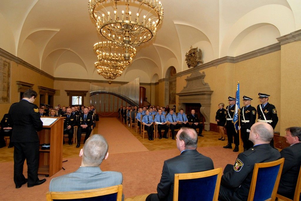 Plzeňská městská policie je početnější o třináct strážníků. Pět žen a osm mužů bylo v pondělí 31. března 2014 v obřadní síni na radnici slavnostně uvedeno do služby poté, co několikaměsíční přípravu završili zkouškami před komisí Ministerstva vnitra. „Vybrali jste si povolání, které není jednoduché. Často se ocitnete v situacích vyžadujících absolutní nasazení a statečnost. Jde o službu občanům našeho města a já věřím, že v ní obstojíte. Přeji vám hodně štěstí, energie, elánu a pevnou vůli překonávat překážky,“ prohlásil primátor Martin Baxa. Za městskou správu se slavnostního aktu zúčastnil rovněž radní pro bezpečnost Robert Houdek.